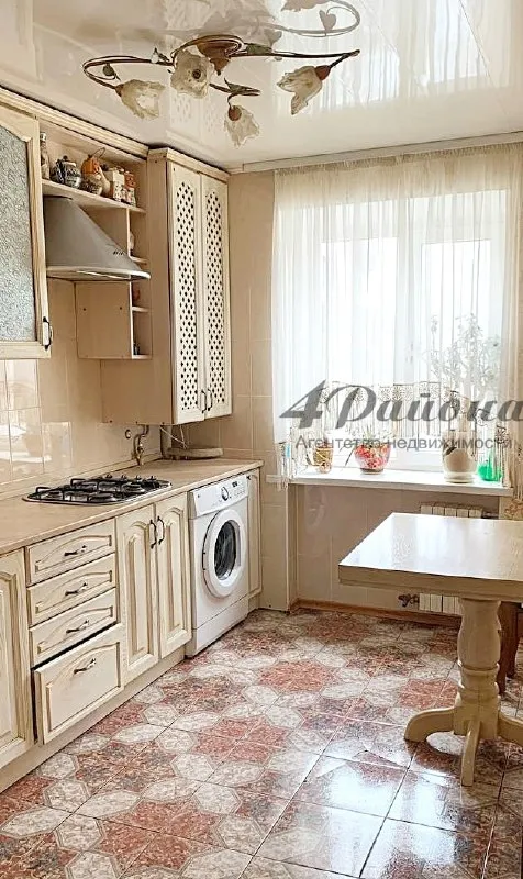 !! Снижение стоимости, в связи с срочностью продажи!!! Продается отличная 3-комнатная квартира, расположенная в востребованном районе — квартал героев брестской крепости, близко к центру города. Отопление автономное (двухконтурный котёл), что обеспечивает комфорт и экономию. Дом кирпичный, не угловая, 2-й этаж из 5. Общая площадь квартиры — 55,8 кв. М. , комнаты все изолированные, санузел раздельный. В квартире выполнен качественный ремонт с заменой всех коммуникаций и электрической проводки. Вся мебель и техника остаются — заезжайте и живите! Район характеризуется развитой инфраструктурой: рядом остановки общественного транспорта, супермаркеты, магазины, салоны красоты, детский сад, школа и парк — все в пешей доступности. Идеальный вариант как для молодых людей, так и для семей с детьми или пожилых людей. Звоните прямо сейчас, чтобы договориться о просмотре! Один взрослый собственник. Без обременений. Ц. 6 500 000 руб. Хороший торг. Т. +79591448144 - фотография - 1