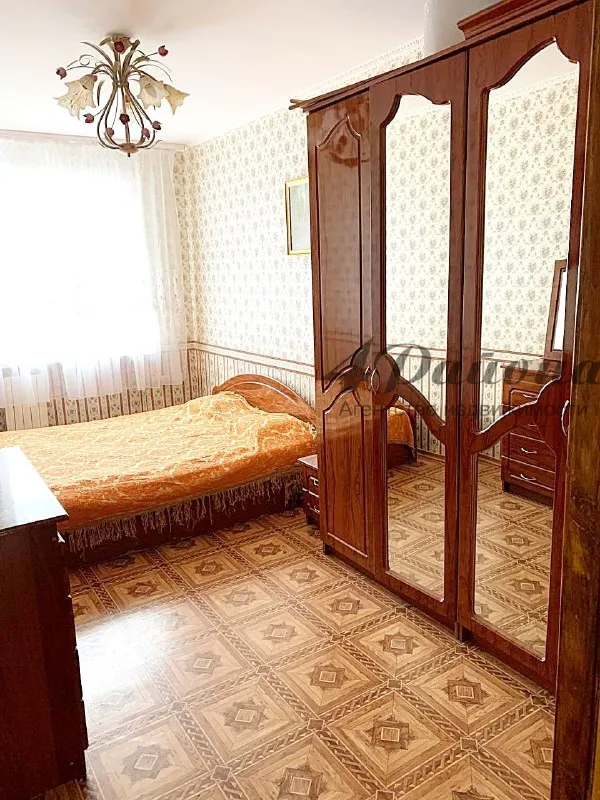 !! Снижение стоимости, в связи с срочностью продажи!!! Продается отличная 3-комнатная квартира, расположенная в востребованном районе — квартал героев брестской крепости, близко к центру города. Отопление автономное (двухконтурный котёл), что обеспечивает комфорт и экономию. Дом кирпичный, не угловая, 2-й этаж из 5. Общая площадь квартиры — 55,8 кв. М. , комнаты все изолированные, санузел раздельный. В квартире выполнен качественный ремонт с заменой всех коммуникаций и электрической проводки. Вся мебель и техника остаются — заезжайте и живите! Район характеризуется развитой инфраструктурой: рядом остановки общественного транспорта, супермаркеты, магазины, салоны красоты, детский сад, школа и парк — все в пешей доступности. Идеальный вариант как для молодых людей, так и для семей с детьми или пожилых людей. Звоните прямо сейчас, чтобы договориться о просмотре! Один взрослый собственник. Без обременений. Ц. 6 500 000 руб. Хороший торг. Т. +79591448144 - фотография - 2