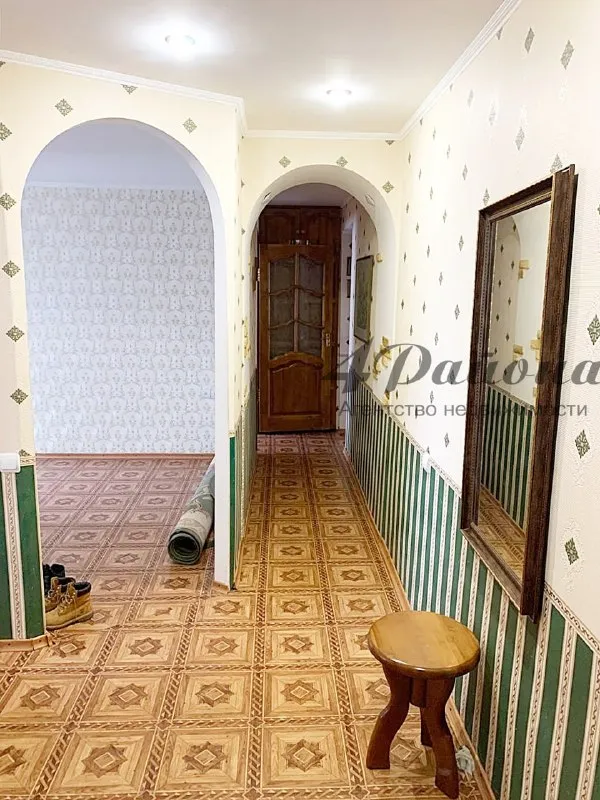 !! Снижение стоимости, в связи с срочностью продажи!!! Продается отличная 3-комнатная квартира, расположенная в востребованном районе — квартал героев брестской крепости, близко к центру города. Отопление автономное (двухконтурный котёл), что обеспечивает комфорт и экономию. Дом кирпичный, не угловая, 2-й этаж из 5. Общая площадь квартиры — 55,8 кв. М. , комнаты все изолированные, санузел раздельный. В квартире выполнен качественный ремонт с заменой всех коммуникаций и электрической проводки. Вся мебель и техника остаются — заезжайте и живите! Район характеризуется развитой инфраструктурой: рядом остановки общественного транспорта, супермаркеты, магазины, салоны красоты, детский сад, школа и парк — все в пешей доступности. Идеальный вариант как для молодых людей, так и для семей с детьми или пожилых людей. Звоните прямо сейчас, чтобы договориться о просмотре! Один взрослый собственник. Без обременений. Ц. 6 500 000 руб. Хороший торг. Т. +79591448144 - фотография - 3