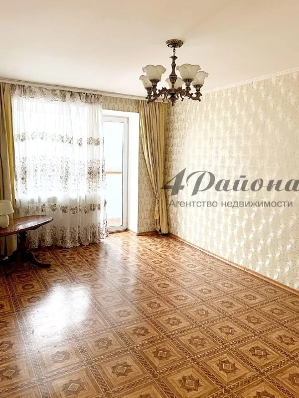 !! Снижение стоимости, в связи с срочностью продажи!!! Продается отличная 3-комнатная квартира, расположенная в востребованном районе — квартал героев брестской крепости, близко к центру города. Отопление автономное (двухконтурный котёл), что обеспечивает комфорт и экономию. Дом кирпичный, не угловая, 2-й этаж из 5. Общая площадь квартиры — 55,8 кв. М. , комнаты все изолированные, санузел раздельный. В квартире выполнен качественный ремонт с заменой всех коммуникаций и электрической проводки. Вся мебель и техника остаются — заезжайте и живите! Район характеризуется развитой инфраструктурой: рядом остановки общественного транспорта, супермаркеты, магазины, салоны красоты, детский сад, школа и парк — все в пешей доступности. Идеальный вариант как для молодых людей, так и для семей с детьми или пожилых людей. Звоните прямо сейчас, чтобы договориться о просмотре! Один взрослый собственник. Без обременений. Ц. 6 500 000 руб. Хороший торг. Т. +79591448144 - фотография - 4