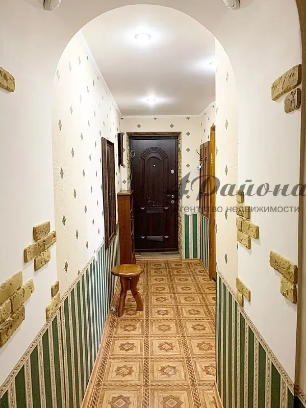 !! Снижение стоимости, в связи с срочностью продажи!!! Продается отличная 3-комнатная квартира, расположенная в востребованном районе — квартал героев брестской крепости, близко к центру города. Отопление автономное (двухконтурный котёл), что обеспечивает комфорт и экономию. Дом кирпичный, не угловая, 2-й этаж из 5. Общая площадь квартиры — 55,8 кв. М. , комнаты все изолированные, санузел раздельный. В квартире выполнен качественный ремонт с заменой всех коммуникаций и электрической проводки. Вся мебель и техника остаются — заезжайте и живите! Район характеризуется развитой инфраструктурой: рядом остановки общественного транспорта, супермаркеты, магазины, салоны красоты, детский сад, школа и парк — все в пешей доступности. Идеальный вариант как для молодых людей, так и для семей с детьми или пожилых людей. Звоните прямо сейчас, чтобы договориться о просмотре! Один взрослый собственник. Без обременений. Ц. 6 500 000 руб. Хороший торг. Т. +79591448144 - фотография - 5