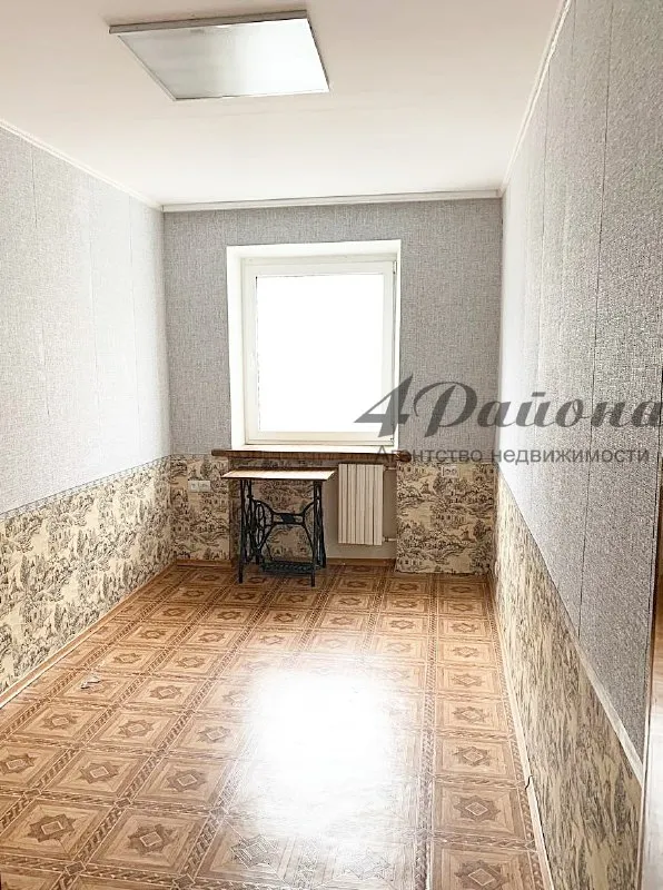 !! Снижение стоимости, в связи с срочностью продажи!!! Продается отличная 3-комнатная квартира, расположенная в востребованном районе — квартал героев брестской крепости, близко к центру города. Отопление автономное (двухконтурный котёл), что обеспечивает комфорт и экономию. Дом кирпичный, не угловая, 2-й этаж из 5. Общая площадь квартиры — 55,8 кв. М. , комнаты все изолированные, санузел раздельный. В квартире выполнен качественный ремонт с заменой всех коммуникаций и электрической проводки. Вся мебель и техника остаются — заезжайте и живите! Район характеризуется развитой инфраструктурой: рядом остановки общественного транспорта, супермаркеты, магазины, салоны красоты, детский сад, школа и парк — все в пешей доступности. Идеальный вариант как для молодых людей, так и для семей с детьми или пожилых людей. Звоните прямо сейчас, чтобы договориться о просмотре! Один взрослый собственник. Без обременений. Ц. 6 500 000 руб. Хороший торг. Т. +79591448144 - фотография - 6