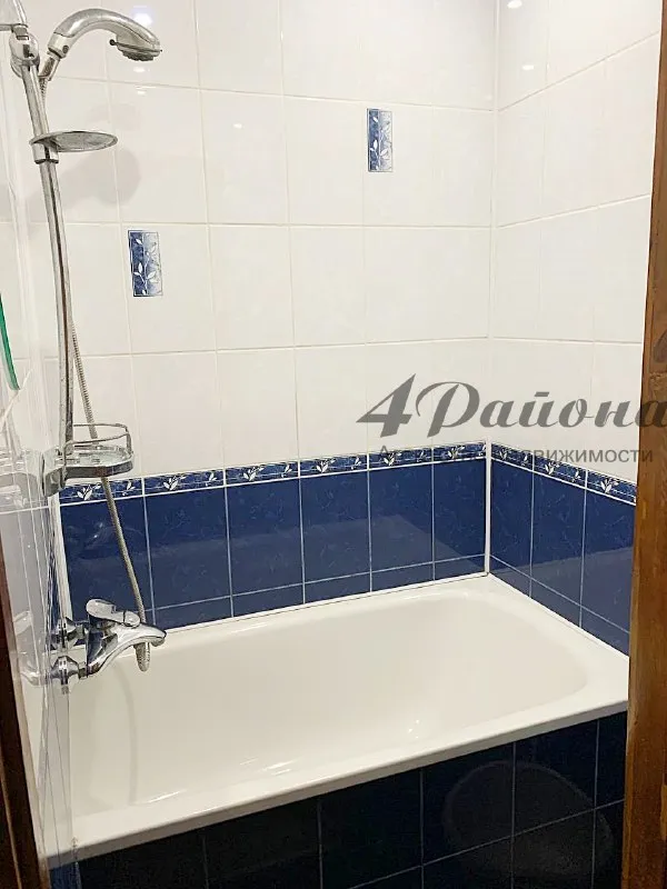 !! Снижение стоимости, в связи с срочностью продажи!!! Продается отличная 3-комнатная квартира, расположенная в востребованном районе — квартал героев брестской крепости, близко к центру города. Отопление автономное (двухконтурный котёл), что обеспечивает комфорт и экономию. Дом кирпичный, не угловая, 2-й этаж из 5. Общая площадь квартиры — 55,8 кв. М. , комнаты все изолированные, санузел раздельный. В квартире выполнен качественный ремонт с заменой всех коммуникаций и электрической проводки. Вся мебель и техника остаются — заезжайте и живите! Район характеризуется развитой инфраструктурой: рядом остановки общественного транспорта, супермаркеты, магазины, салоны красоты, детский сад, школа и парк — все в пешей доступности. Идеальный вариант как для молодых людей, так и для семей с детьми или пожилых людей. Звоните прямо сейчас, чтобы договориться о просмотре! Один взрослый собственник. Без обременений. Ц. 6 500 000 руб. Хороший торг. Т. +79591448144 - фотография - 8