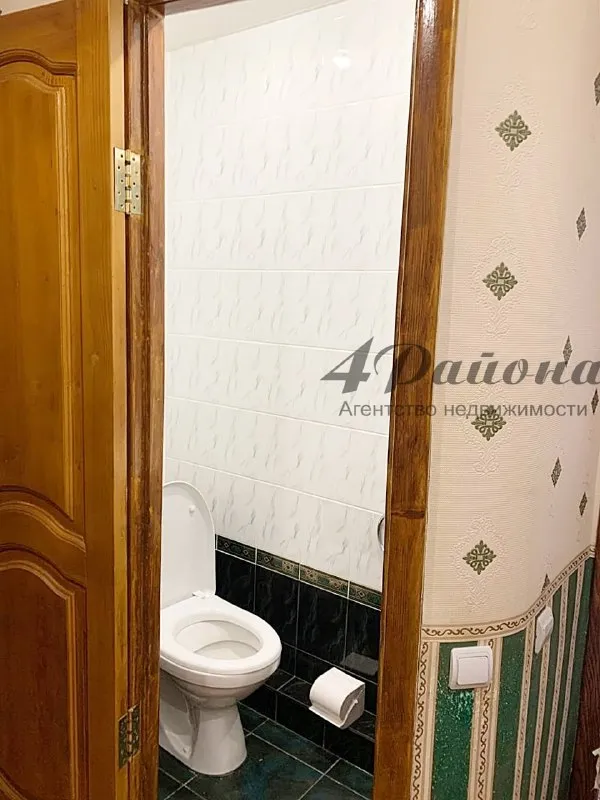 !! Снижение стоимости, в связи с срочностью продажи!!! Продается отличная 3-комнатная квартира, расположенная в востребованном районе — квартал героев брестской крепости, близко к центру города. Отопление автономное (двухконтурный котёл), что обеспечивает комфорт и экономию. Дом кирпичный, не угловая, 2-й этаж из 5. Общая площадь квартиры — 55,8 кв. М. , комнаты все изолированные, санузел раздельный. В квартире выполнен качественный ремонт с заменой всех коммуникаций и электрической проводки. Вся мебель и техника остаются — заезжайте и живите! Район характеризуется развитой инфраструктурой: рядом остановки общественного транспорта, супермаркеты, магазины, салоны красоты, детский сад, школа и парк — все в пешей доступности. Идеальный вариант как для молодых людей, так и для семей с детьми или пожилых людей. Звоните прямо сейчас, чтобы договориться о просмотре! Один взрослый собственник. Без обременений. Ц. 6 500 000 руб. Хороший торг. Т. +79591448144 - фотография - 9