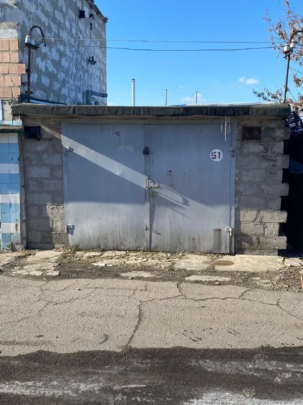 Продаю гараж кв. Южный к. "донбас" капитальный шлакоблочный с бетонными перекрытиями, сухой не течет в отличном состоянии, смотровая яма, под всем гаражом подвал, отопление буржуйкой цена 650000 тел. Для связи +79591538746 - фотография - 1