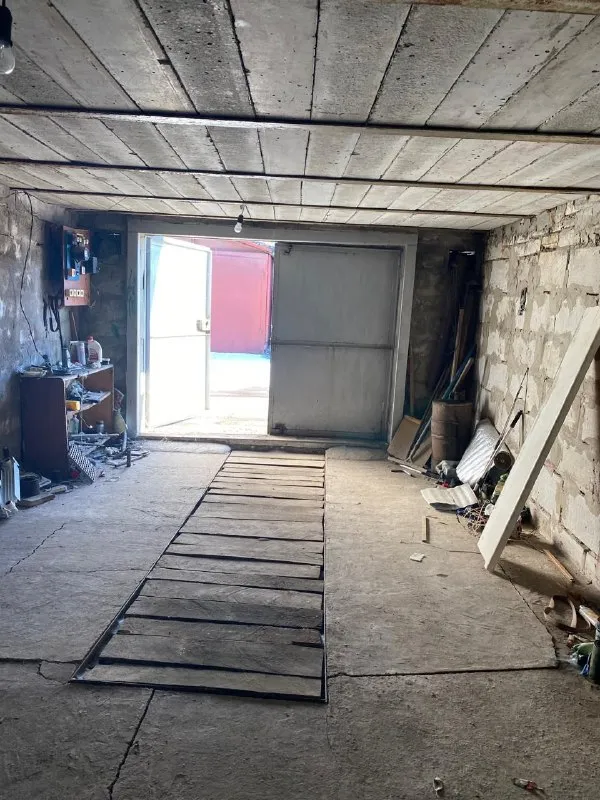 Продаю гараж кв. Южный к. "донбас" капитальный шлакоблочный с бетонными перекрытиями, сухой не течет в отличном состоянии, смотровая яма, под всем гаражом подвал, отопление буржуйкой цена 650000 тел. Для связи +79591538746 - фотография - 2