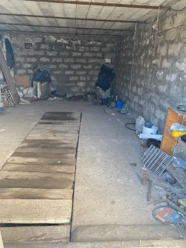 Продаю гараж кв. Южный к. "донбас" капитальный шлакоблочный с бетонными перекрытиями, сухой не течет в отличном состоянии, смотровая яма, под всем гаражом подвал, отопление буржуйкой цена 650000 тел. Для связи +79591538746 - фотография - 3