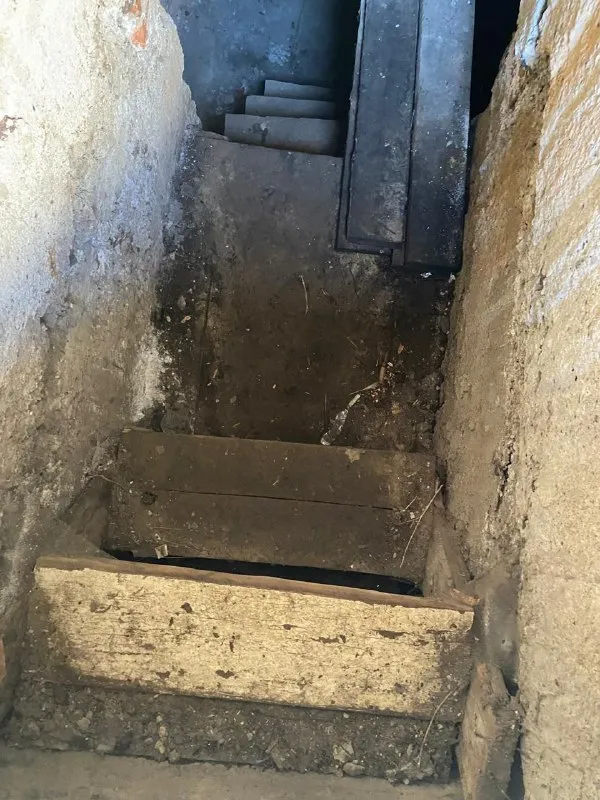 Продаю гараж кв. Южный к. "донбас" капитальный шлакоблочный с бетонными перекрытиями, сухой не течет в отличном состоянии, смотровая яма, под всем гаражом подвал, отопление буржуйкой цена 650000 тел. Для связи +79591538746 - фотография - 4