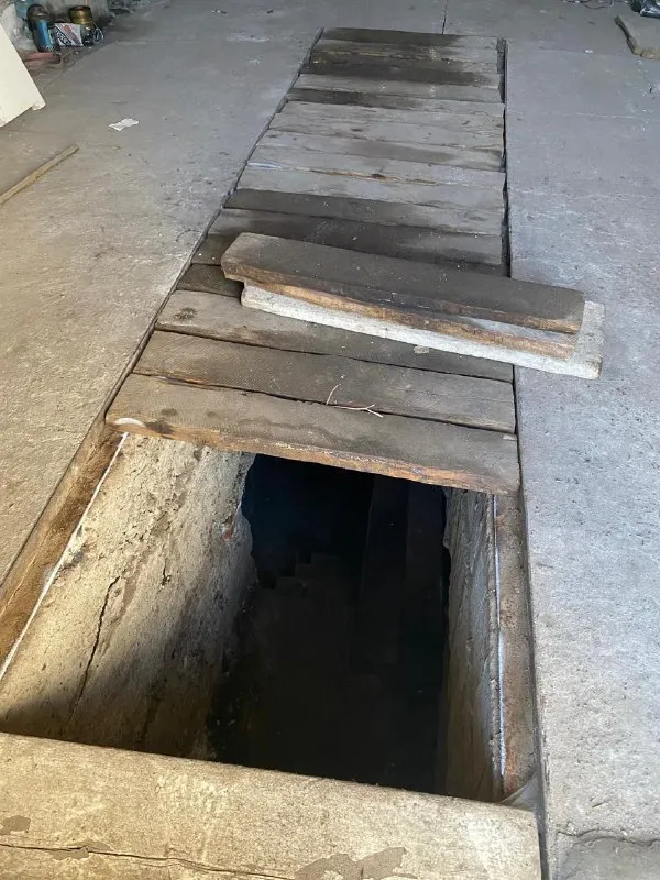 Продаю гараж кв. Южный к. "донбас" капитальный шлакоблочный с бетонными перекрытиями, сухой не течет в отличном состоянии, смотровая яма, под всем гаражом подвал, отопление буржуйкой цена 650000 тел. Для связи +79591538746 - фотография - 5