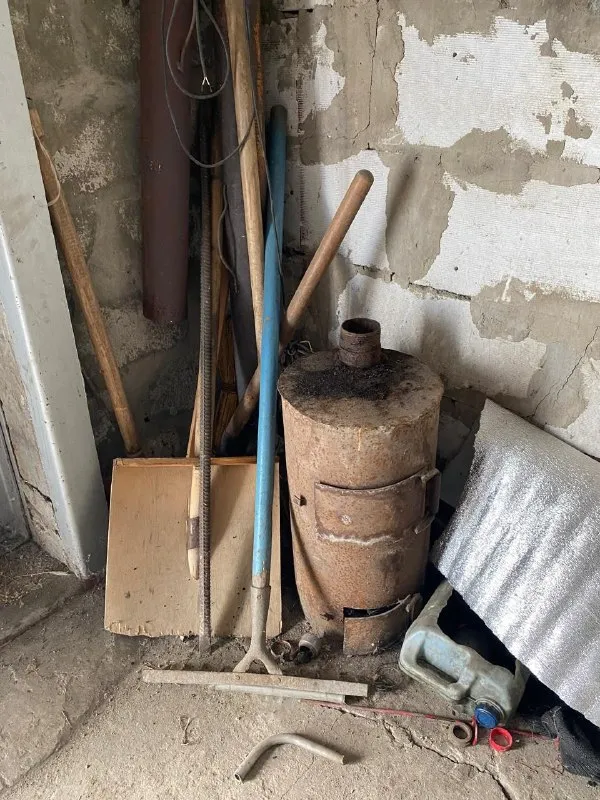 Продаю гараж кв. Южный к. "донбас" капитальный шлакоблочный с бетонными перекрытиями, сухой не течет в отличном состоянии, смотровая яма, под всем гаражом подвал, отопление буржуйкой цена 650000 тел. Для связи +79591538746 - фотография - 6