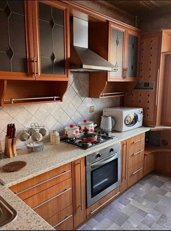 В центральной части г. Луганска (1-й микрорайон) продается объединенная 4-х комнатная 80,5 кв. М и 1 комнатная квартира 35,9 кв. М на 3-м этаже 9 -этажного дома с автономным отоплением. В квартире металлопластиковые окна, три застекленных балкона. При входе в квартиру расположен объединенный тамбур и кладовая, отделены от общего коридора усиленной железной дверью. В тихом дворе расположена детская площадка и продуктовый магазин в торце дома. Все инженерные коммуникации водоснабжение, газ, электроэнергия по счетчикам. Квартиры оформлены в росреестре, прописанных нет. Квартира предлагается по цене 13,5 млн. Руб. Все интересующие по квартире вопросы по тел:    +7 959 272-97-03. Телеграмм, мах +7 915-265-74-90 марина. - фотография - 3