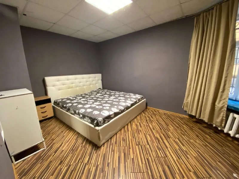 Ищу соседку в комнату в молодежной квартире с чудесным местоположением. Центр города, 7 минут до ст. Метро (подольская 17). В шаговом доступе ещё 4станции-, ,, . Сама квартира пятикомнатная, на первом этаже с отдельным выходом во двор, с просторной прихожей, общей гостиной, в меру чистыми местами общего пользования. В занятых комнатах проживают дружелюбные соседи- девушки. У нас есть полный комплект бытовой техники, микроволновка, хороший интернет. , насекомых, алкоголиков и асоциальных личностей у нас нету. У нас лояльный арендодатель, не лезущий в вашу жизнь, сам на квартире не проживает, заходит только за арендой. Аренда 13000₽+ку. Залог 7500₽, можно разбить. Жду на просмотр вас и ваших питомцев, по всем вопросам, пожалуйста, пишите мне в личные сообщения. Заселиться можно уже сегодня! Объявление только для чистоплотных, спокойных арендаторов, уважающих комфорт своих соседей 📌 оригинал в vk - фотография - 1