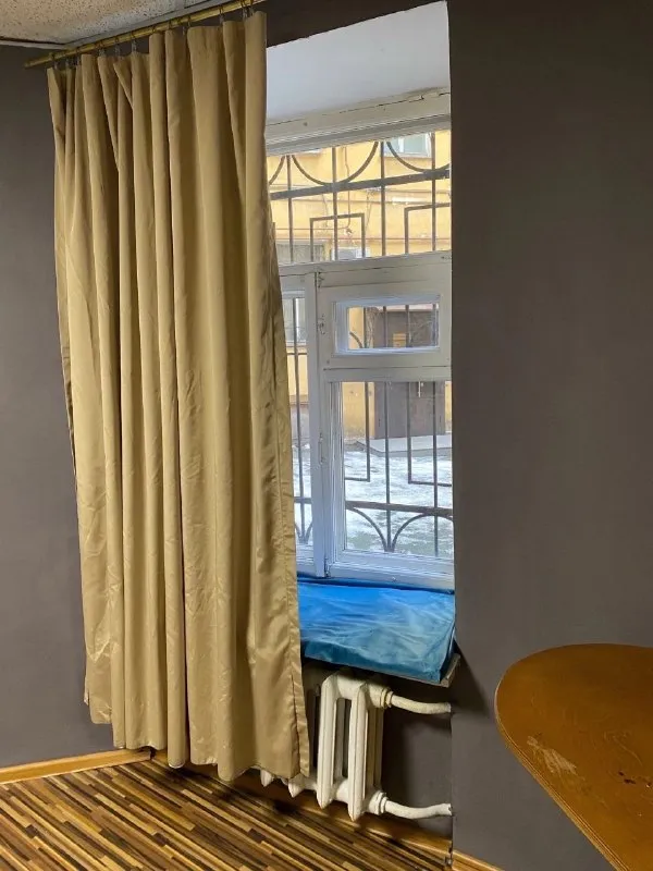 Ищу соседку в комнату в молодежной квартире с чудесным местоположением. Центр города, 7 минут до ст. Метро (подольская 17). В шаговом доступе ещё 4станции-, ,, . Сама квартира пятикомнатная, на первом этаже с отдельным выходом во двор, с просторной прихожей, общей гостиной, в меру чистыми местами общего пользования. В занятых комнатах проживают дружелюбные соседи- девушки. У нас есть полный комплект бытовой техники, микроволновка, хороший интернет. , насекомых, алкоголиков и асоциальных личностей у нас нету. У нас лояльный арендодатель, не лезущий в вашу жизнь, сам на квартире не проживает, заходит только за арендой. Аренда 13000₽+ку. Залог 7500₽, можно разбить. Жду на просмотр вас и ваших питомцев, по всем вопросам, пожалуйста, пишите мне в личные сообщения. Заселиться можно уже сегодня! Объявление только для чистоплотных, спокойных арендаторов, уважающих комфорт своих соседей 📌 оригинал в vk - фотография - 2