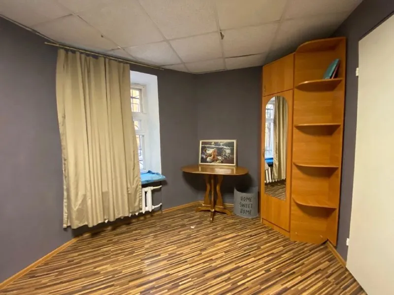 Ищу соседку в комнату в молодежной квартире с чудесным местоположением. Центр города, 7 минут до ст. Метро (подольская 17). В шаговом доступе ещё 4станции-, ,, . Сама квартира пятикомнатная, на первом этаже с отдельным выходом во двор, с просторной прихожей, общей гостиной, в меру чистыми местами общего пользования. В занятых комнатах проживают дружелюбные соседи- девушки. У нас есть полный комплект бытовой техники, микроволновка, хороший интернет. , насекомых, алкоголиков и асоциальных личностей у нас нету. У нас лояльный арендодатель, не лезущий в вашу жизнь, сам на квартире не проживает, заходит только за арендой. Аренда 13000₽+ку. Залог 7500₽, можно разбить. Жду на просмотр вас и ваших питомцев, по всем вопросам, пожалуйста, пишите мне в личные сообщения. Заселиться можно уже сегодня! Объявление только для чистоплотных, спокойных арендаторов, уважающих комфорт своих соседей 📌 оригинал в vk - фотография - 3