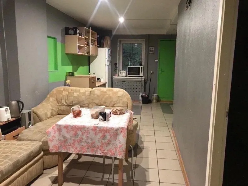 Ищу соседку в комнату в молодежной квартире с чудесным местоположением. Центр города, 7 минут до ст. Метро (подольская 17). В шаговом доступе ещё 4станции-, ,, . Сама квартира пятикомнатная, на первом этаже с отдельным выходом во двор, с просторной прихожей, общей гостиной, в меру чистыми местами общего пользования. В занятых комнатах проживают дружелюбные соседи- девушки. У нас есть полный комплект бытовой техники, микроволновка, хороший интернет. , насекомых, алкоголиков и асоциальных личностей у нас нету. У нас лояльный арендодатель, не лезущий в вашу жизнь, сам на квартире не проживает, заходит только за арендой. Аренда 13000₽+ку. Залог 7500₽, можно разбить. Жду на просмотр вас и ваших питомцев, по всем вопросам, пожалуйста, пишите мне в личные сообщения. Заселиться можно уже сегодня! Объявление только для чистоплотных, спокойных арендаторов, уважающих комфорт своих соседей 📌 оригинал в vk - фотография - 4