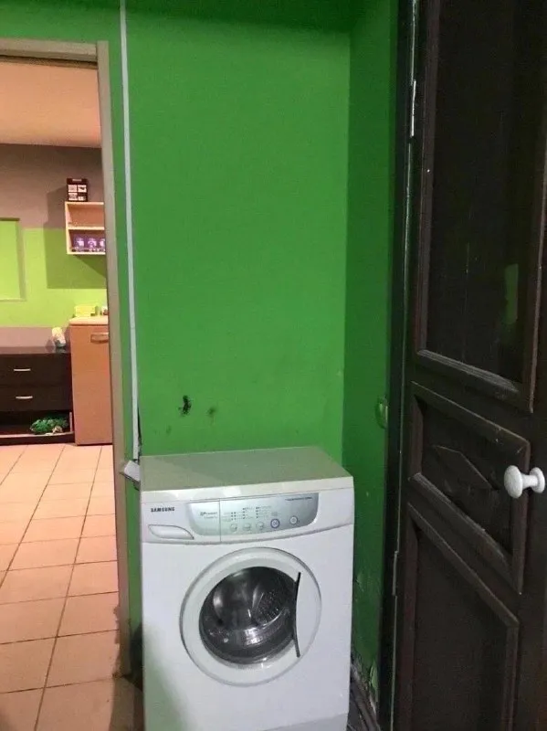 Ищу соседку в комнату в молодежной квартире с чудесным местоположением. Центр города, 7 минут до ст. Метро (подольская 17). В шаговом доступе ещё 4станции-, ,, . Сама квартира пятикомнатная, на первом этаже с отдельным выходом во двор, с просторной прихожей, общей гостиной, в меру чистыми местами общего пользования. В занятых комнатах проживают дружелюбные соседи- девушки. У нас есть полный комплект бытовой техники, микроволновка, хороший интернет. , насекомых, алкоголиков и асоциальных личностей у нас нету. У нас лояльный арендодатель, не лезущий в вашу жизнь, сам на квартире не проживает, заходит только за арендой. Аренда 13000₽+ку. Залог 7500₽, можно разбить. Жду на просмотр вас и ваших питомцев, по всем вопросам, пожалуйста, пишите мне в личные сообщения. Заселиться можно уже сегодня! Объявление только для чистоплотных, спокойных арендаторов, уважающих комфорт своих соседей 📌 оригинал в vk - фотография - 5