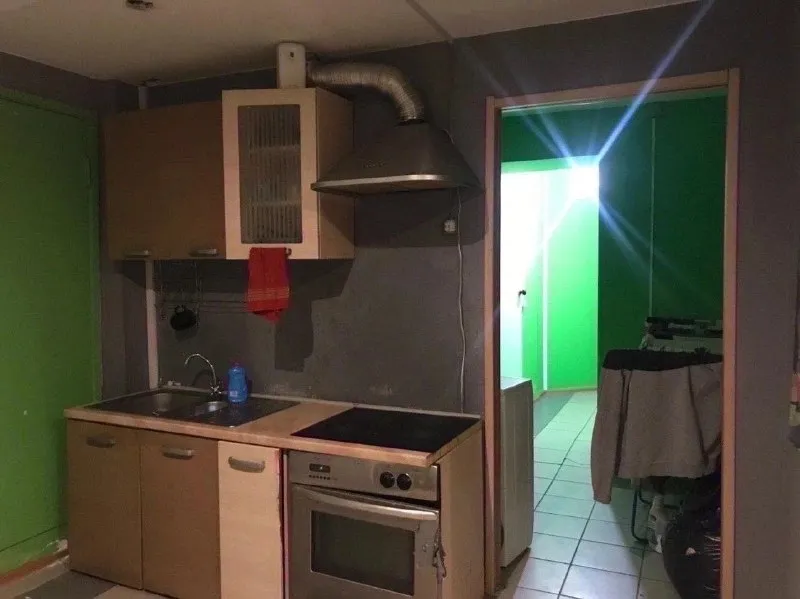 Ищу соседку в комнату в молодежной квартире с чудесным местоположением. Центр города, 7 минут до ст. Метро (подольская 17). В шаговом доступе ещё 4станции-, ,, . Сама квартира пятикомнатная, на первом этаже с отдельным выходом во двор, с просторной прихожей, общей гостиной, в меру чистыми местами общего пользования. В занятых комнатах проживают дружелюбные соседи- девушки. У нас есть полный комплект бытовой техники, микроволновка, хороший интернет. , насекомых, алкоголиков и асоциальных личностей у нас нету. У нас лояльный арендодатель, не лезущий в вашу жизнь, сам на квартире не проживает, заходит только за арендой. Аренда 13000₽+ку. Залог 7500₽, можно разбить. Жду на просмотр вас и ваших питомцев, по всем вопросам, пожалуйста, пишите мне в личные сообщения. Заселиться можно уже сегодня! Объявление только для чистоплотных, спокойных арендаторов, уважающих комфорт своих соседей 📌 оригинал в vk - фотография - 6