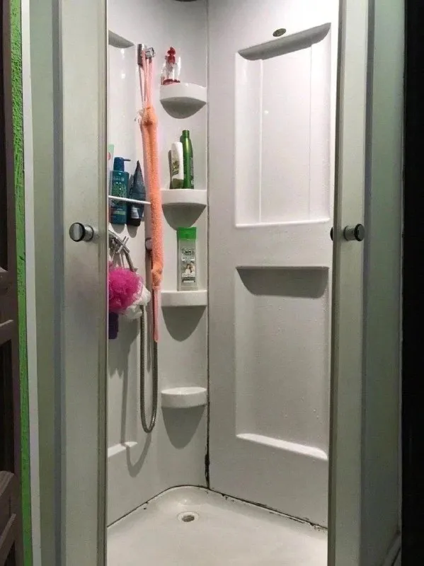 Ищу соседку в комнату в молодежной квартире с чудесным местоположением. Центр города, 7 минут до ст. Метро (подольская 17). В шаговом доступе ещё 4станции-, ,, . Сама квартира пятикомнатная, на первом этаже с отдельным выходом во двор, с просторной прихожей, общей гостиной, в меру чистыми местами общего пользования. В занятых комнатах проживают дружелюбные соседи- девушки. У нас есть полный комплект бытовой техники, микроволновка, хороший интернет. , насекомых, алкоголиков и асоциальных личностей у нас нету. У нас лояльный арендодатель, не лезущий в вашу жизнь, сам на квартире не проживает, заходит только за арендой. Аренда 13000₽+ку. Залог 7500₽, можно разбить. Жду на просмотр вас и ваших питомцев, по всем вопросам, пожалуйста, пишите мне в личные сообщения. Заселиться можно уже сегодня! Объявление только для чистоплотных, спокойных арендаторов, уважающих комфорт своих соседей 📌 оригинал в vk - фотография - 7