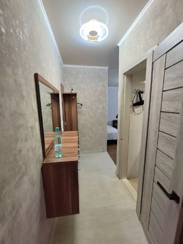 Продам 1-к квартиру в центре, ул. Курчатова, г. Луганск. 1/5 эт, 30 м2 общ. Площадь окна выходят во двор. Кап ремонт дома 2024 г. Квартира после кап. Ремонта в 2025 г. В квартире никто не жил. Перепланировка узаконена. Мебель и техника новая! Всё, что в квартире - остаётся! Отличное расположение. Цена 5,2 млн руб +7959-216-43-31 +7959-505-37-17 елена - фотография - 1