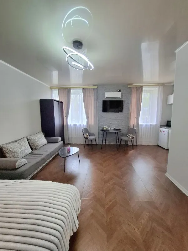 Продам 1-к квартиру в центре, ул. Курчатова, г. Луганск. 1/5 эт, 30 м2 общ. Площадь окна выходят во двор. Кап ремонт дома 2024 г. Квартира после кап. Ремонта в 2025 г. В квартире никто не жил. Перепланировка узаконена. Мебель и техника новая! Всё, что в квартире - остаётся! Отличное расположение. Цена 5,2 млн руб +7959-216-43-31 +7959-505-37-17 елена - фотография - 2