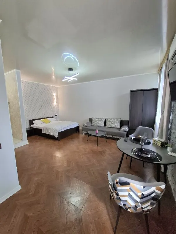 Продам 1-к квартиру в центре, ул. Курчатова, г. Луганск. 1/5 эт, 30 м2 общ. Площадь окна выходят во двор. Кап ремонт дома 2024 г. Квартира после кап. Ремонта в 2025 г. В квартире никто не жил. Перепланировка узаконена. Мебель и техника новая! Всё, что в квартире - остаётся! Отличное расположение. Цена 5,2 млн руб +7959-216-43-31 +7959-505-37-17 елена - фотография - 3