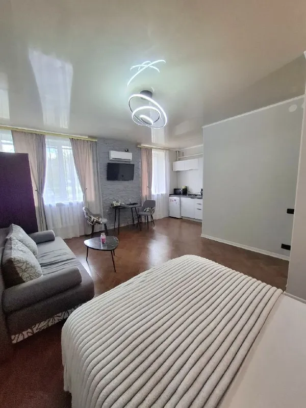 Продам 1-к квартиру в центре, ул. Курчатова, г. Луганск. 1/5 эт, 30 м2 общ. Площадь окна выходят во двор. Кап ремонт дома 2024 г. Квартира после кап. Ремонта в 2025 г. В квартире никто не жил. Перепланировка узаконена. Мебель и техника новая! Всё, что в квартире - остаётся! Отличное расположение. Цена 5,2 млн руб +7959-216-43-31 +7959-505-37-17 елена - фотография - 4