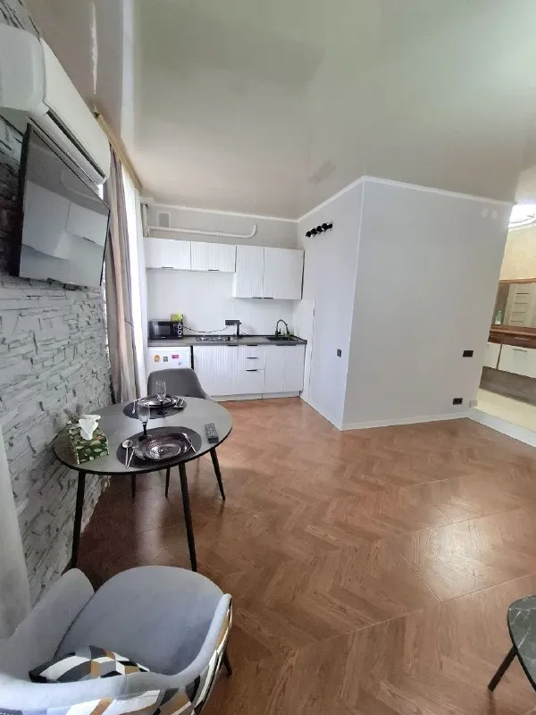 Продам 1-к квартиру в центре, ул. Курчатова, г. Луганск. 1/5 эт, 30 м2 общ. Площадь окна выходят во двор. Кап ремонт дома 2024 г. Квартира после кап. Ремонта в 2025 г. В квартире никто не жил. Перепланировка узаконена. Мебель и техника новая! Всё, что в квартире - остаётся! Отличное расположение. Цена 5,2 млн руб +7959-216-43-31 +7959-505-37-17 елена - фотография - 5