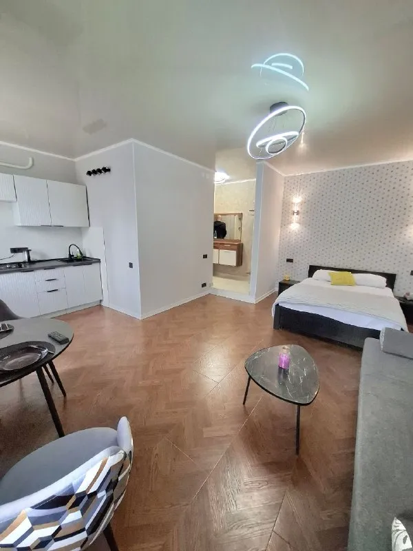 Продам 1-к квартиру в центре, ул. Курчатова, г. Луганск. 1/5 эт, 30 м2 общ. Площадь окна выходят во двор. Кап ремонт дома 2024 г. Квартира после кап. Ремонта в 2025 г. В квартире никто не жил. Перепланировка узаконена. Мебель и техника новая! Всё, что в квартире - остаётся! Отличное расположение. Цена 5,2 млн руб +7959-216-43-31 +7959-505-37-17 елена - фотография - 6