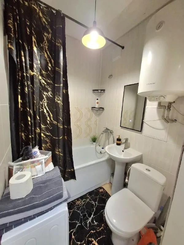 Продам 1-к квартиру в центре, ул. Курчатова, г. Луганск. 1/5 эт, 30 м2 общ. Площадь окна выходят во двор. Кап ремонт дома 2024 г. Квартира после кап. Ремонта в 2025 г. В квартире никто не жил. Перепланировка узаконена. Мебель и техника новая! Всё, что в квартире - остаётся! Отличное расположение. Цена 5,2 млн руб +7959-216-43-31 +7959-505-37-17 елена - фотография - 7