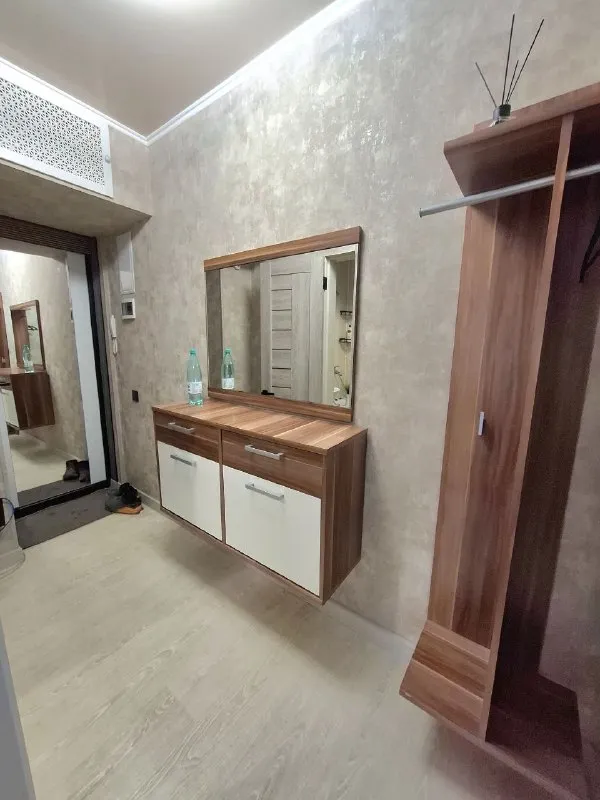 Продам 1-к квартиру в центре, ул. Курчатова, г. Луганск. 1/5 эт, 30 м2 общ. Площадь окна выходят во двор. Кап ремонт дома 2024 г. Квартира после кап. Ремонта в 2025 г. В квартире никто не жил. Перепланировка узаконена. Мебель и техника новая! Всё, что в квартире - остаётся! Отличное расположение. Цена 5,2 млн руб +7959-216-43-31 +7959-505-37-17 елена - фотография - 8