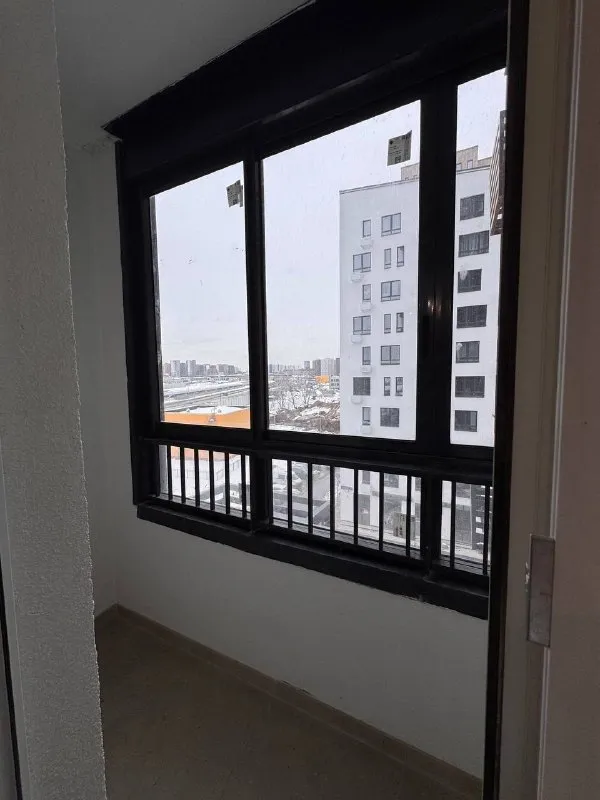 М. Новомосковская студия сдается квартира студия на долгий срок. Делала для себя, с душой и умом. 22 м², этаж 5. В квартире есть: посудомоечная машина, стиральная машина с режимом сушки, холодильник, чайник, плита и микроволновка. Мебель сделана на заказ, продуманное и большое количество места для хранения. Диван раскладывается. В ванной комнате зеркало с подсветкой и удобная душевая. (действительно можно нормально мыться, не тесно) большой балкон, много света в квартире. Квартира ранее не сдавалась, все абсолютно новое! Рассмотрю девушку или молодую пару метро новомосковская 10 минут пешком цена 58.000₽/месяц. Контакты @sofivolsofi ➡️предоплату/бронь/заморозку денег/автооплату до просмотра квартиры не вносить! Если по этому объявлению спрашивают какую либо оплату сообщите по контактам в описании канала. - фотография - 1