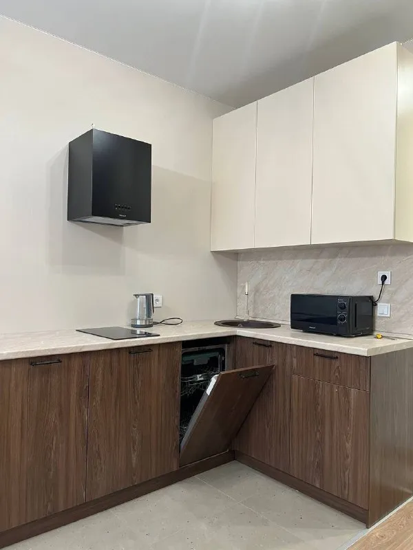 М. Новомосковская студия сдается квартира студия на долгий срок. Делала для себя, с душой и умом. 22 м², этаж 5. В квартире есть: посудомоечная машина, стиральная машина с режимом сушки, холодильник, чайник, плита и микроволновка. Мебель сделана на заказ, продуманное и большое количество места для хранения. Диван раскладывается. В ванной комнате зеркало с подсветкой и удобная душевая. (действительно можно нормально мыться, не тесно) большой балкон, много света в квартире. Квартира ранее не сдавалась, все абсолютно новое! Рассмотрю девушку или молодую пару метро новомосковская 10 минут пешком цена 58.000₽/месяц. Контакты @sofivolsofi ➡️предоплату/бронь/заморозку денег/автооплату до просмотра квартиры не вносить! Если по этому объявлению спрашивают какую либо оплату сообщите по контактам в описании канала. - фотография - 10