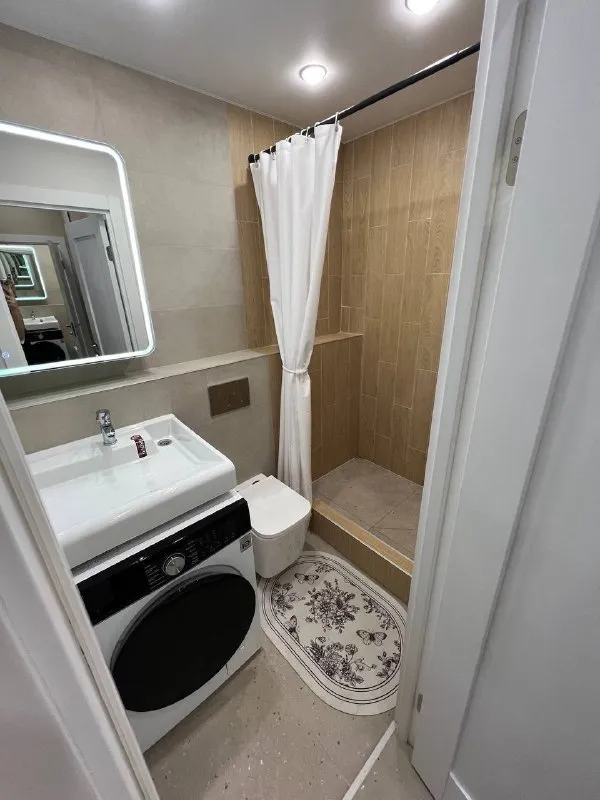 М. Новомосковская студия сдается квартира студия на долгий срок. Делала для себя, с душой и умом. 22 м², этаж 5. В квартире есть: посудомоечная машина, стиральная машина с режимом сушки, холодильник, чайник, плита и микроволновка. Мебель сделана на заказ, продуманное и большое количество места для хранения. Диван раскладывается. В ванной комнате зеркало с подсветкой и удобная душевая. (действительно можно нормально мыться, не тесно) большой балкон, много света в квартире. Квартира ранее не сдавалась, все абсолютно новое! Рассмотрю девушку или молодую пару метро новомосковская 10 минут пешком цена 58.000₽/месяц. Контакты @sofivolsofi ➡️предоплату/бронь/заморозку денег/автооплату до просмотра квартиры не вносить! Если по этому объявлению спрашивают какую либо оплату сообщите по контактам в описании канала. - фотография - 2