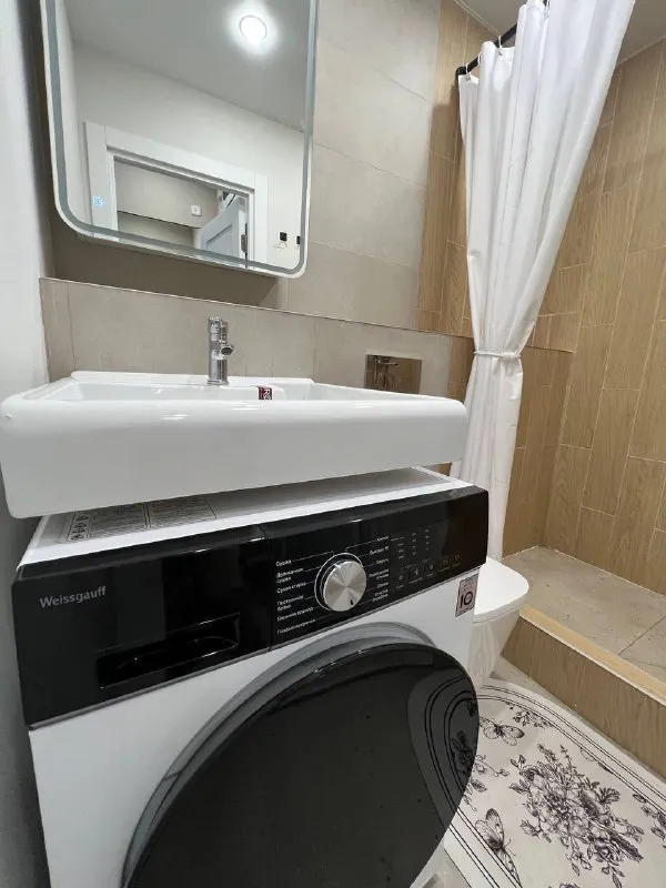 М. Новомосковская студия сдается квартира студия на долгий срок. Делала для себя, с душой и умом. 22 м², этаж 5. В квартире есть: посудомоечная машина, стиральная машина с режимом сушки, холодильник, чайник, плита и микроволновка. Мебель сделана на заказ, продуманное и большое количество места для хранения. Диван раскладывается. В ванной комнате зеркало с подсветкой и удобная душевая. (действительно можно нормально мыться, не тесно) большой балкон, много света в квартире. Квартира ранее не сдавалась, все абсолютно новое! Рассмотрю девушку или молодую пару метро новомосковская 10 минут пешком цена 58.000₽/месяц. Контакты @sofivolsofi ➡️предоплату/бронь/заморозку денег/автооплату до просмотра квартиры не вносить! Если по этому объявлению спрашивают какую либо оплату сообщите по контактам в описании канала. - фотография - 3