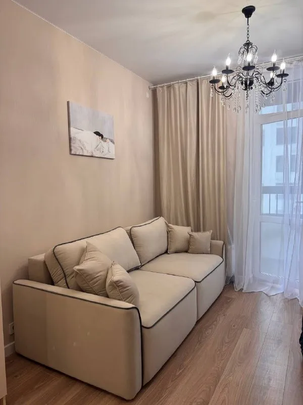 М. Новомосковская студия сдается квартира студия на долгий срок. Делала для себя, с душой и умом. 22 м², этаж 5. В квартире есть: посудомоечная машина, стиральная машина с режимом сушки, холодильник, чайник, плита и микроволновка. Мебель сделана на заказ, продуманное и большое количество места для хранения. Диван раскладывается. В ванной комнате зеркало с подсветкой и удобная душевая. (действительно можно нормально мыться, не тесно) большой балкон, много света в квартире. Квартира ранее не сдавалась, все абсолютно новое! Рассмотрю девушку или молодую пару метро новомосковская 10 минут пешком цена 58.000₽/месяц. Контакты @sofivolsofi ➡️предоплату/бронь/заморозку денег/автооплату до просмотра квартиры не вносить! Если по этому объявлению спрашивают какую либо оплату сообщите по контактам в описании канала. - фотография - 6