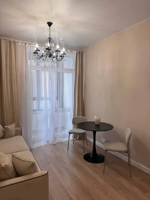 М. Новомосковская студия сдается квартира студия на долгий срок. Делала для себя, с душой и умом. 22 м², этаж 5. В квартире есть: посудомоечная машина, стиральная машина с режимом сушки, холодильник, чайник, плита и микроволновка. Мебель сделана на заказ, продуманное и большое количество места для хранения. Диван раскладывается. В ванной комнате зеркало с подсветкой и удобная душевая. (действительно можно нормально мыться, не тесно) большой балкон, много света в квартире. Квартира ранее не сдавалась, все абсолютно новое! Рассмотрю девушку или молодую пару метро новомосковская 10 минут пешком цена 58.000₽/месяц. Контакты @sofivolsofi ➡️предоплату/бронь/заморозку денег/автооплату до просмотра квартиры не вносить! Если по этому объявлению спрашивают какую либо оплату сообщите по контактам в описании канала. - фотография - 7