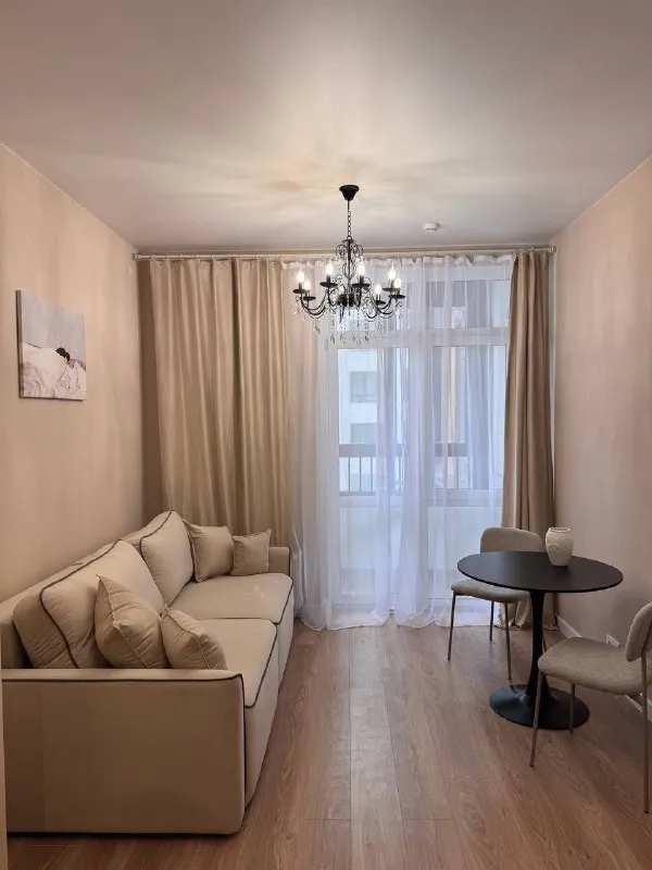 М. Новомосковская студия сдается квартира студия на долгий срок. Делала для себя, с душой и умом. 22 м², этаж 5. В квартире есть: посудомоечная машина, стиральная машина с режимом сушки, холодильник, чайник, плита и микроволновка. Мебель сделана на заказ, продуманное и большое количество места для хранения. Диван раскладывается. В ванной комнате зеркало с подсветкой и удобная душевая. (действительно можно нормально мыться, не тесно) большой балкон, много света в квартире. Квартира ранее не сдавалась, все абсолютно новое! Рассмотрю девушку или молодую пару метро новомосковская 10 минут пешком цена 58.000₽/месяц. Контакты @sofivolsofi ➡️предоплату/бронь/заморозку денег/автооплату до просмотра квартиры не вносить! Если по этому объявлению спрашивают какую либо оплату сообщите по контактам в описании канала. - фотография - 8