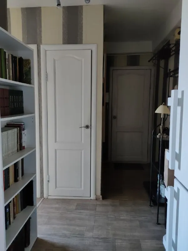 Сдаю двухкомнатную кв на длительный срок 📍метро: пр. Большевиков (10 мин пешком) ул. Чудновского. Отличная транспортная развязка 💰45000/мес + ку 🛖 площадь 50м2 🌇 этаж 5/10 🗓️ свободна для просмотра 🛒 совсем близко дикси, магнит, пятёрочка, хлебник 🚪2 изолированные комнаты, отдельная кухня, лоджия (все окна во двор, шума нет). 🏡 просторный двор со спортивной площадкой 🚗 открытая парковка во дворе 🛁 с/у раздельный, ванна 🔌полностью оборудованная кухня с техникой и посудой 🔖 залог 45тыс 🐶 животные обсуждаются ❌ курить в квартире строго запрещено! 📝 подписываем договор. Без комиссии. Собственница. 📣📵просьба агентам не беспокоить контакты: @aliona_no https://vk. Ru/alionatss уютное гнездышко – поиск жилья, жильцов и соседей без посредников - фотография - 1