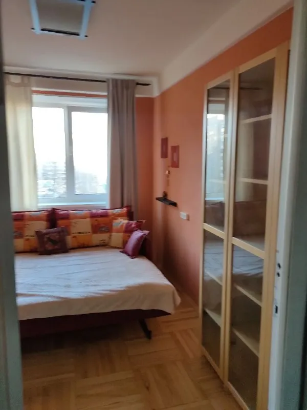 Сдаю двухкомнатную кв на длительный срок 📍метро: пр. Большевиков (10 мин пешком) ул. Чудновского. Отличная транспортная развязка 💰45000/мес + ку 🛖 площадь 50м2 🌇 этаж 5/10 🗓️ свободна для просмотра 🛒 совсем близко дикси, магнит, пятёрочка, хлебник 🚪2 изолированные комнаты, отдельная кухня, лоджия (все окна во двор, шума нет). 🏡 просторный двор со спортивной площадкой 🚗 открытая парковка во дворе 🛁 с/у раздельный, ванна 🔌полностью оборудованная кухня с техникой и посудой 🔖 залог 45тыс 🐶 животные обсуждаются ❌ курить в квартире строго запрещено! 📝 подписываем договор. Без комиссии. Собственница. 📣📵просьба агентам не беспокоить контакты: @aliona_no https://vk. Ru/alionatss уютное гнездышко – поиск жилья, жильцов и соседей без посредников - фотография - 2