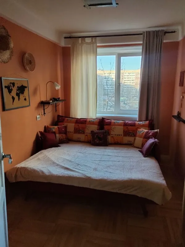 Сдаю двухкомнатную кв на длительный срок 📍метро: пр. Большевиков (10 мин пешком) ул. Чудновского. Отличная транспортная развязка 💰45000/мес + ку 🛖 площадь 50м2 🌇 этаж 5/10 🗓️ свободна для просмотра 🛒 совсем близко дикси, магнит, пятёрочка, хлебник 🚪2 изолированные комнаты, отдельная кухня, лоджия (все окна во двор, шума нет). 🏡 просторный двор со спортивной площадкой 🚗 открытая парковка во дворе 🛁 с/у раздельный, ванна 🔌полностью оборудованная кухня с техникой и посудой 🔖 залог 45тыс 🐶 животные обсуждаются ❌ курить в квартире строго запрещено! 📝 подписываем договор. Без комиссии. Собственница. 📣📵просьба агентам не беспокоить контакты: @aliona_no https://vk. Ru/alionatss уютное гнездышко – поиск жилья, жильцов и соседей без посредников - фотография - 3