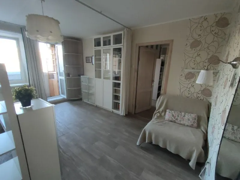 Сдаю двухкомнатную кв на длительный срок 📍метро: пр. Большевиков (10 мин пешком) ул. Чудновского. Отличная транспортная развязка 💰45000/мес + ку 🛖 площадь 50м2 🌇 этаж 5/10 🗓️ свободна для просмотра 🛒 совсем близко дикси, магнит, пятёрочка, хлебник 🚪2 изолированные комнаты, отдельная кухня, лоджия (все окна во двор, шума нет). 🏡 просторный двор со спортивной площадкой 🚗 открытая парковка во дворе 🛁 с/у раздельный, ванна 🔌полностью оборудованная кухня с техникой и посудой 🔖 залог 45тыс 🐶 животные обсуждаются ❌ курить в квартире строго запрещено! 📝 подписываем договор. Без комиссии. Собственница. 📣📵просьба агентам не беспокоить контакты: @aliona_no https://vk. Ru/alionatss уютное гнездышко – поиск жилья, жильцов и соседей без посредников - фотография - 6