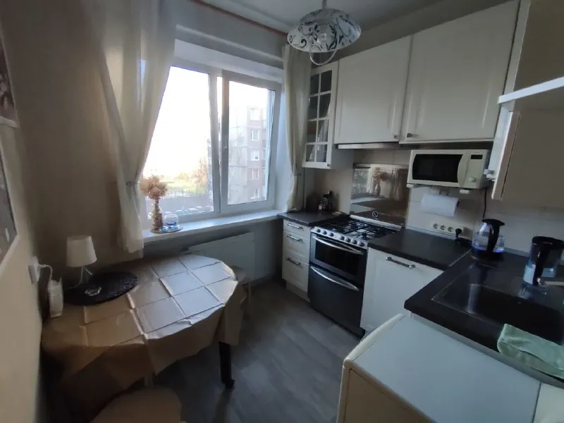 Сдаю двухкомнатную кв на длительный срок 📍метро: пр. Большевиков (10 мин пешком) ул. Чудновского. Отличная транспортная развязка 💰45000/мес + ку 🛖 площадь 50м2 🌇 этаж 5/10 🗓️ свободна для просмотра 🛒 совсем близко дикси, магнит, пятёрочка, хлебник 🚪2 изолированные комнаты, отдельная кухня, лоджия (все окна во двор, шума нет). 🏡 просторный двор со спортивной площадкой 🚗 открытая парковка во дворе 🛁 с/у раздельный, ванна 🔌полностью оборудованная кухня с техникой и посудой 🔖 залог 45тыс 🐶 животные обсуждаются ❌ курить в квартире строго запрещено! 📝 подписываем договор. Без комиссии. Собственница. 📣📵просьба агентам не беспокоить контакты: @aliona_no https://vk. Ru/alionatss уютное гнездышко – поиск жилья, жильцов и соседей без посредников - фотография - 8