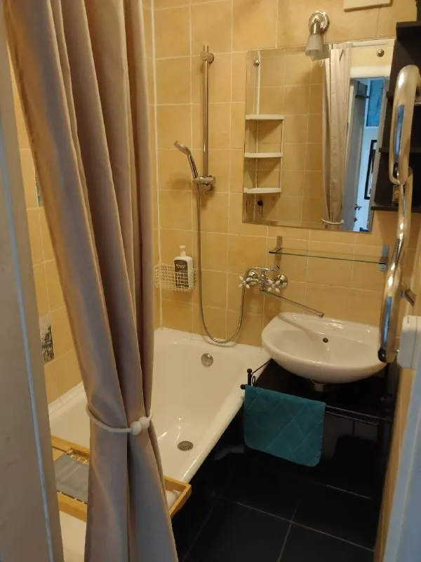 Сдаю двухкомнатную кв на длительный срок 📍метро: пр. Большевиков (10 мин пешком) ул. Чудновского. Отличная транспортная развязка 💰45000/мес + ку 🛖 площадь 50м2 🌇 этаж 5/10 🗓️ свободна для просмотра 🛒 совсем близко дикси, магнит, пятёрочка, хлебник 🚪2 изолированные комнаты, отдельная кухня, лоджия (все окна во двор, шума нет). 🏡 просторный двор со спортивной площадкой 🚗 открытая парковка во дворе 🛁 с/у раздельный, ванна 🔌полностью оборудованная кухня с техникой и посудой 🔖 залог 45тыс 🐶 животные обсуждаются ❌ курить в квартире строго запрещено! 📝 подписываем договор. Без комиссии. Собственница. 📣📵просьба агентам не беспокоить контакты: @aliona_no https://vk. Ru/alionatss уютное гнездышко – поиск жилья, жильцов и соседей без посредников - фотография - 9