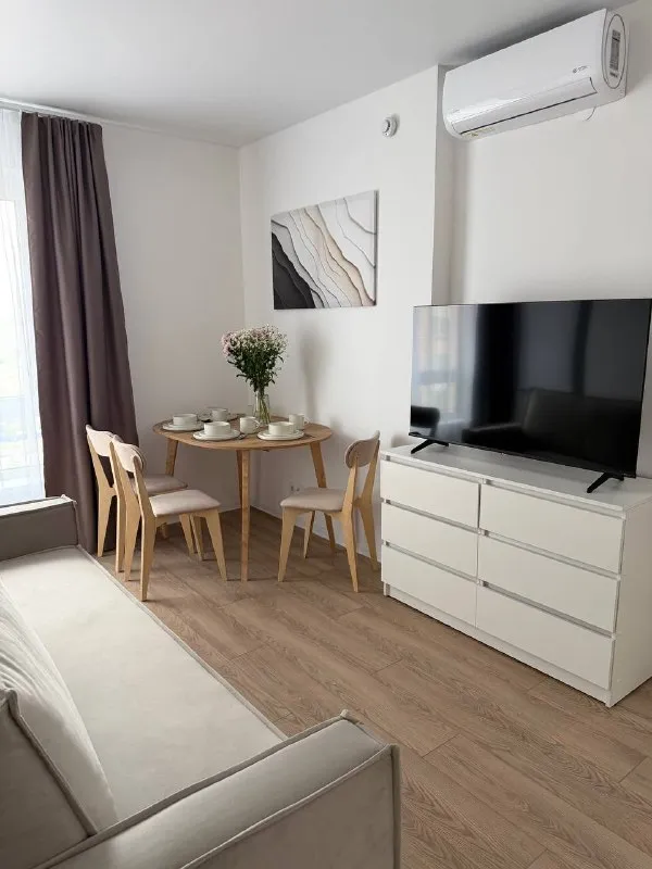 Евротрешка🏙️ м. Черкизовская1️⃣ ▫️метро черкизовская/мцк локомотив 7 минут пешком. ▫️сдается впервые евро 3, кухня-гостиная и 2 изолированные комнаты. Много мест хранения. Вид во двор, в квартире тихо. ▫️посудомоечная, стиральная машины, духовка, микроволновка, индукционная варочная панель, вытяжка, холодильник, телевизор, кондиционер, полотенцесушитель, посуда. 💳цена: 115.000₽ + ку, залог за последний месяц можно разбить, собственник. 💌контакты: @marius_4501 +7-965-122-14-66 мария - фотография - 1