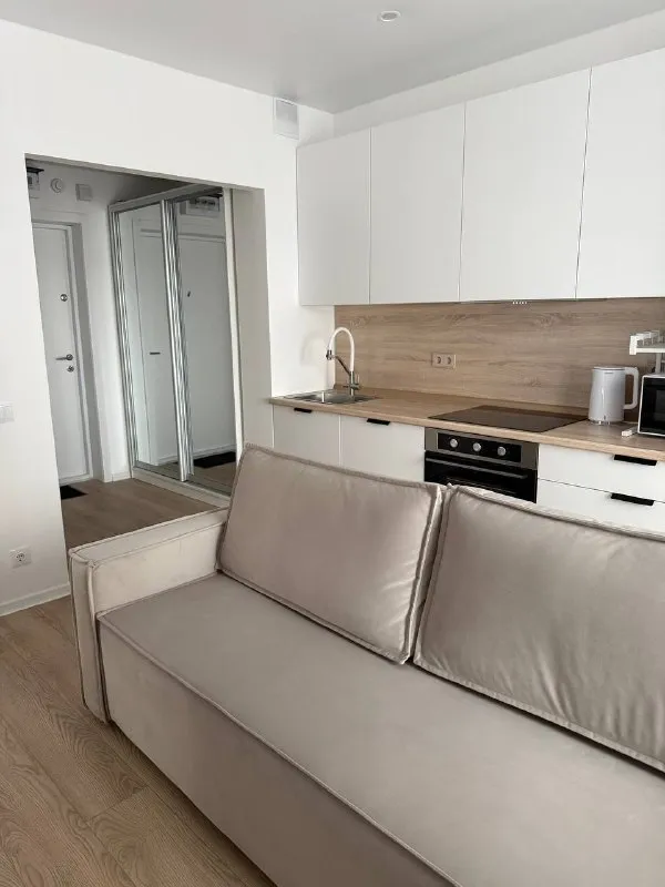 Евротрешка🏙️ м. Черкизовская1️⃣ ▫️метро черкизовская/мцк локомотив 7 минут пешком. ▫️сдается впервые евро 3, кухня-гостиная и 2 изолированные комнаты. Много мест хранения. Вид во двор, в квартире тихо. ▫️посудомоечная, стиральная машины, духовка, микроволновка, индукционная варочная панель, вытяжка, холодильник, телевизор, кондиционер, полотенцесушитель, посуда. 💳цена: 115.000₽ + ку, залог за последний месяц можно разбить, собственник. 💌контакты: @marius_4501 +7-965-122-14-66 мария - фотография - 2