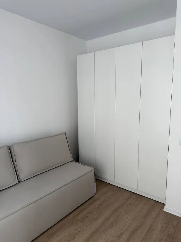 Евротрешка🏙️ м. Черкизовская1️⃣ ▫️метро черкизовская/мцк локомотив 7 минут пешком. ▫️сдается впервые евро 3, кухня-гостиная и 2 изолированные комнаты. Много мест хранения. Вид во двор, в квартире тихо. ▫️посудомоечная, стиральная машины, духовка, микроволновка, индукционная варочная панель, вытяжка, холодильник, телевизор, кондиционер, полотенцесушитель, посуда. 💳цена: 115.000₽ + ку, залог за последний месяц можно разбить, собственник. 💌контакты: @marius_4501 +7-965-122-14-66 мария - фотография - 7