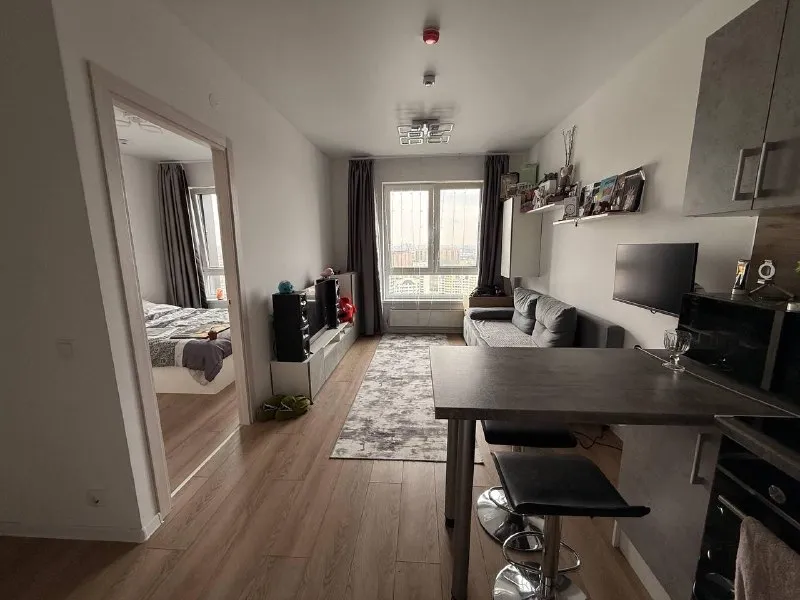 Евродвушка🏙️ м. Котельники 7️⃣ сдаю светлую и просторную евродвушку в жк «белая дача». Ищу аккуратных и приятных жильцов на длительный срок — от года и дольше. Квартира уютная, с комфортной планировкой, хорошо подойдёт для спокойной жизни одного человека или пары. Есть всё необходимое, чтобы заехать и жить без лишних хлопот: — вместительные шкафы для хранения вещей — удобные полки для организации пространства — холодильник, телевизор, чайник, микроволновка, стиральная машина — утюг, гладильная доска и пылесос по расположению всё очень удобно: 10–15 минут пешком до метро «котельники», рядом тц «мега белая дача» и outlet village. Территория закрытая, что добавляет комфорта и спокойствия. 🐾 без животных. 💳цена: 60.000₽ + ку и залог, его можно разбить два месяца. Хочется найти людей, которые будут относиться к квартире бережно и с уважением, и для которых она станет по-настоящему уютным домом. 💌telegram: @rabotapkc - фотография - 1