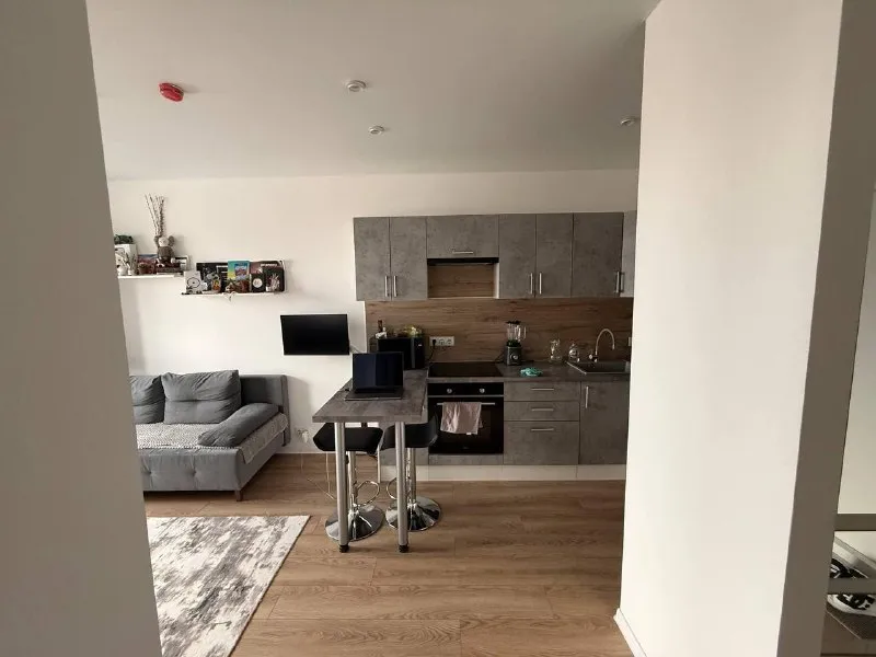 Евродвушка🏙️ м. Котельники 7️⃣ сдаю светлую и просторную евродвушку в жк «белая дача». Ищу аккуратных и приятных жильцов на длительный срок — от года и дольше. Квартира уютная, с комфортной планировкой, хорошо подойдёт для спокойной жизни одного человека или пары. Есть всё необходимое, чтобы заехать и жить без лишних хлопот: — вместительные шкафы для хранения вещей — удобные полки для организации пространства — холодильник, телевизор, чайник, микроволновка, стиральная машина — утюг, гладильная доска и пылесос по расположению всё очень удобно: 10–15 минут пешком до метро «котельники», рядом тц «мега белая дача» и outlet village. Территория закрытая, что добавляет комфорта и спокойствия. 🐾 без животных. 💳цена: 60.000₽ + ку и залог, его можно разбить два месяца. Хочется найти людей, которые будут относиться к квартире бережно и с уважением, и для которых она станет по-настоящему уютным домом. 💌telegram: @rabotapkc - фотография - 2