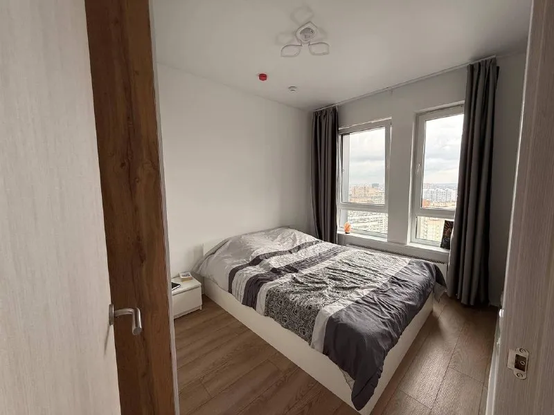 Евродвушка🏙️ м. Котельники 7️⃣ сдаю светлую и просторную евродвушку в жк «белая дача». Ищу аккуратных и приятных жильцов на длительный срок — от года и дольше. Квартира уютная, с комфортной планировкой, хорошо подойдёт для спокойной жизни одного человека или пары. Есть всё необходимое, чтобы заехать и жить без лишних хлопот: — вместительные шкафы для хранения вещей — удобные полки для организации пространства — холодильник, телевизор, чайник, микроволновка, стиральная машина — утюг, гладильная доска и пылесос по расположению всё очень удобно: 10–15 минут пешком до метро «котельники», рядом тц «мега белая дача» и outlet village. Территория закрытая, что добавляет комфорта и спокойствия. 🐾 без животных. 💳цена: 60.000₽ + ку и залог, его можно разбить два месяца. Хочется найти людей, которые будут относиться к квартире бережно и с уважением, и для которых она станет по-настоящему уютным домом. 💌telegram: @rabotapkc - фотография - 3