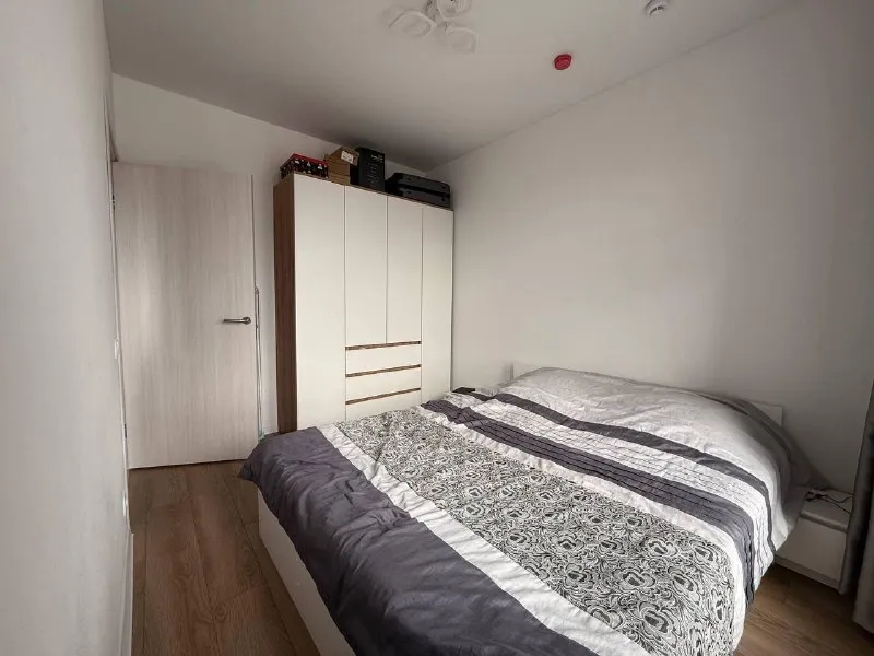 Евродвушка🏙️ м. Котельники 7️⃣ сдаю светлую и просторную евродвушку в жк «белая дача». Ищу аккуратных и приятных жильцов на длительный срок — от года и дольше. Квартира уютная, с комфортной планировкой, хорошо подойдёт для спокойной жизни одного человека или пары. Есть всё необходимое, чтобы заехать и жить без лишних хлопот: — вместительные шкафы для хранения вещей — удобные полки для организации пространства — холодильник, телевизор, чайник, микроволновка, стиральная машина — утюг, гладильная доска и пылесос по расположению всё очень удобно: 10–15 минут пешком до метро «котельники», рядом тц «мега белая дача» и outlet village. Территория закрытая, что добавляет комфорта и спокойствия. 🐾 без животных. 💳цена: 60.000₽ + ку и залог, его можно разбить два месяца. Хочется найти людей, которые будут относиться к квартире бережно и с уважением, и для которых она станет по-настоящему уютным домом. 💌telegram: @rabotapkc - фотография - 4